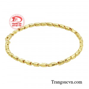 Kế thừa và phát huy thế mạnh của thiết kế này, mẫu lắc tay gây ấn tượng bởi độ sáng bóng và thu hút của chất liệu vàng 10K