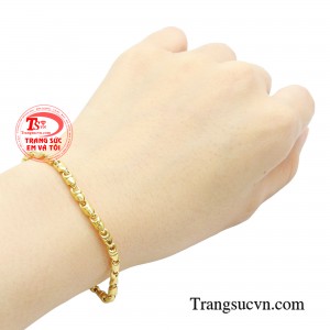 Mẫu lắc tay nam này hứa hẹn sẽ chiều lòng những chàng trai là tín đồ của phong cách cá tính, độc đáo.