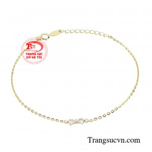 Lắc tay ngọt ngào thuần khiết có thiết kế đơn giản và tinh tế, nữ tính được rất nhiều bạn gái yêu thích. 