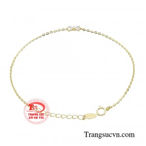 Nét thanh mảnh và dễ thương giúp làm nổi bật đôi tay mềm mại trắng ngần. 