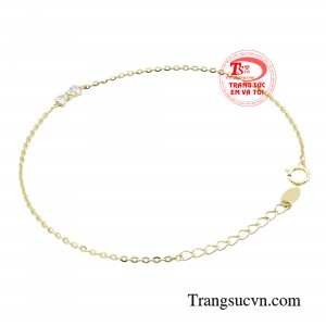 Sản phẩm được làm từ vàng 10k mang lại vẻ ngoài sáng bóng.