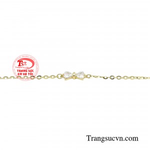 Điểm nhấn của lắc tay là mặt đá CZ được cắt nhỏ gọn, lấp lánh, tạo hiệu ứng bắt sáng tuyệt đẹp. 