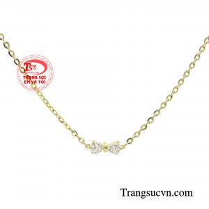 Thiết kế dây đeo mang đến sự thanh mảnh, nhẹ nhàng cho mẫu lắc tay này.