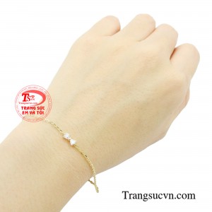 Nếu bạn là một cô gái có tâm hồn nhẹ nhàng, dịu dàng, yêu thích những món trang sức nhỏ xinh thì đây chính là lựa chọn trang sức vô cùng tinh tế. 