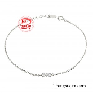 Lắc tay nữ tính nhẹ nhàng là gợi ý lý tưởng cho những cô nàng biết yêu chiều bản thân. 