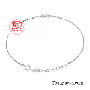 Chính vì thế, một chiếc lắc tay thật duyên dáng sẽ là trợ thủ để nàng tôn lên nét cá tính và vẻ ngọt ngào của mình. 