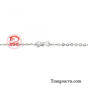 Thiết kế lắc tay với hình ảnh nàng chiếc nơ xinh xắn sẽ giúp nàng tăng thêm điểm đáng yêu.