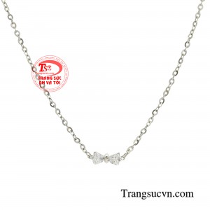 Ngoài lời nói, cử chỉ và hành động, trang phục phù hợp cùng điểm nhấn trang sức nhỏ nhắn sẽ giúp các cô gái càng thêm nữ tính và dễ thương trong mắt đối phương.