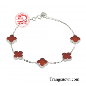 Lắc tay nữ vàng trắng may mắn thu hút mọi ánh nhìn bởi vẻ đẹp sang trọng và thanh lịch.