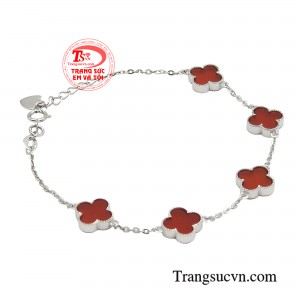 Chiếc lắc tay là điểm nhấn hoàn hảo để bạn tỏa sáng. Với họa tiết cỏ 4 lá đính kết liền kề, mẫu lắc tay tạo ấn tượng mạnh mẽ với các mắc nối khi kết hợp cùng chất liệu vàng trắng.
