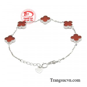 Thiết kế dạng lắc giúp bạn tự tin thể hiện phong cách cá nhân.