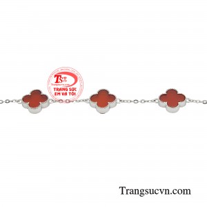 Bạn có thể chọn chiếc lắc tay làm quà tặng cho người thân, bạn bè hoặc chính mình vào những dịp đặc biệt
