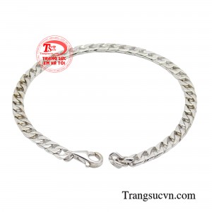 Kiểu dáng nhẹ nhàng ôm lấy tay người đeo càng giúp ghi điểm bởi sự thoải mái và linh hoạt.