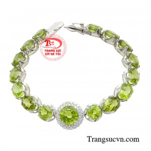 Lắc tay peridot kiêu sa là một sản phẩm độc đáo và tinh tế giúp hoàn thiện vẻ ngoài của bạn.