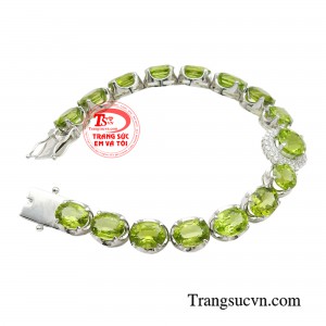 Đá Peridot có màu xanh lá cây tươi mát, tượng trưng cho sự may mắn và hạnh phúc.