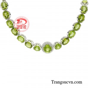 Đây là một món trang sức mang lại vẻ đẹp sang trọng và quý phái cho người đeo.