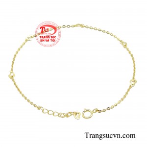 Sản phẩm còn tái hiện vẻ đẹp mong manh với những hoạ tiết trái tim được kết nối với nhau mềm mại. 