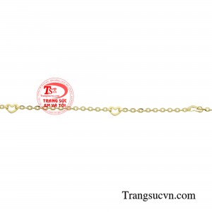 Mọi đường nét trên chiếc lắc tay hài hòa và tinh tế tạo một vòng tròn ánh sáng ôm lấy đôi tay ngà ngọc của các nàng. 