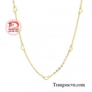 Vẻ đẹp dịu dàng, nữ tính ấy sẽ được tôn vinh trọn vẹn qua mẫu lắc tay này.