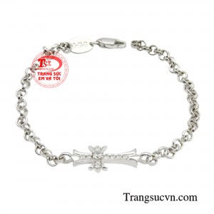 Lắc tay thánh giá thời trang không còn gò bó trong hình dạng truyền thống, mà được cách điệu với kiểu dáng mới lạ, phá cách để phù hợp với xu hướng gu thẩm mỹ người đeo. 