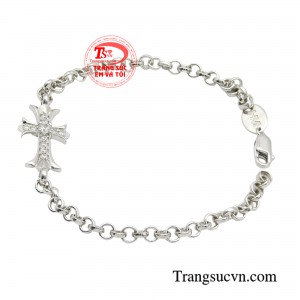 Không những vậy biểu tượng thánh giá không chỉ thể hiện niềm tin tôn giáo mà còn là lời nhắc nhở về tình yêu thương, lòng nhân ái và sự hy sinh cao cả.