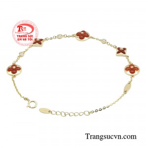 Khi được sở hữu bởi những người phụ nữ trưởng thành thì lại toát lên sự quý phái, sang trọng và đầy bí ẩn.