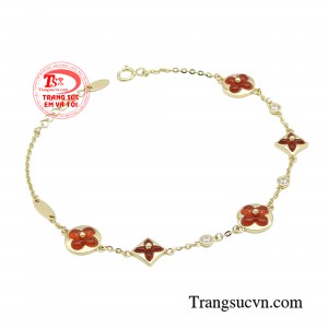 Có thể nói, khi đeo chiếc lắc tay này phái đẹp sẽ cảm thấy mình như là một nàng công chúa được nâng niu và trân trọng, tỏa sáng ở bất cứ đâu.