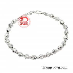 Lắc tay vàng trắng phái đẹp đồng hành xây dựng phong cách và sự tự tin.