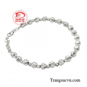 Như một lời khẳng định cho đặc quyền được tỏa sáng của người phụ nữ, chiếc lắc tay mang đến thiết kế trang sức độc đáo và giàu ý nghĩa.