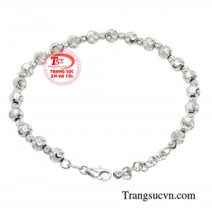 Sản phẩm chế tác trên nền vàng cao cấp, từng giác cắt được trau chuốt tỉ mỉ khi tiếp xúc ánh sáng tạo nên sự lấp lánh từ nhiều phía.