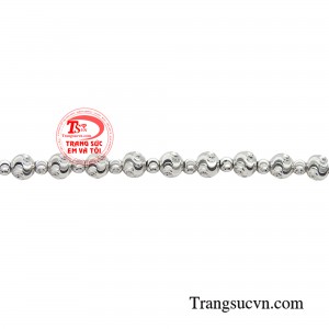 Với đường nét mềm mại, vừa dịu dàng nhưng vẫn sắc sảo, thiết kế toát lên sự quyến rũ, thần thái tự tin của người phụ nữ thành công.