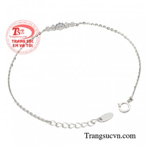 Lắc tay vàng trắng sang trọng là món trang sức không thể thiếu làm cho nàng trở nên xinh đẹp, tỏa sáng thu hút mọi ánh nhìn.