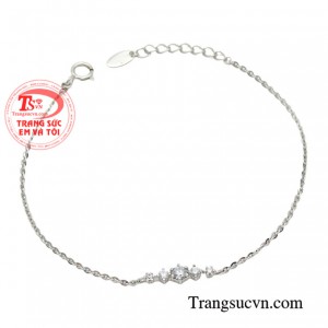 Độc đáo, và tinh xảo trong từng chi tiết nhỏ, sản phẩm sẽ là mảnh ghép hoàn hảo mà bất kỳ chị em nào cũng mong muốn sở hữu để khẳng định nét riêng biệt của bản thân. 