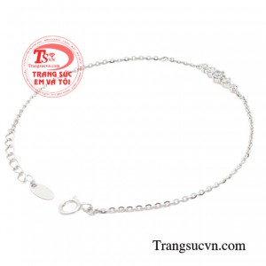  Mang tâm thế kiêu hãnh và mạnh mẽ trên mọi bước đi cùng người phụ nữ, là cảm hứng mãnh liệt được đặt vào phần hồn của mẫu thiết kế.