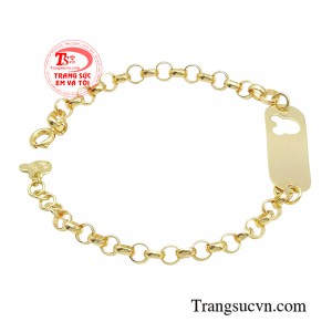 Với thiết kế trơn, mịn, không bị cấn cho các bé dễ đeo.