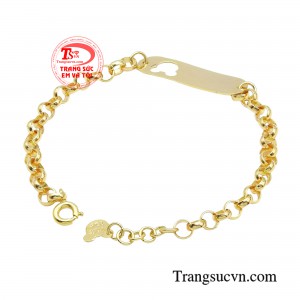 Và đặc biệt đeo lắc vàng sẽ giúp các bé có những bức hình siêu đáng yêu vào những ngày chỉ có 1 trong đời. 