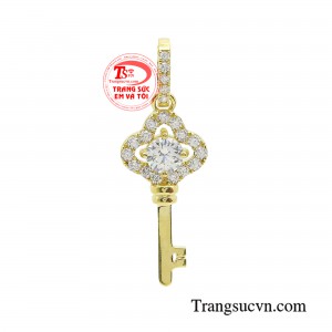 Mặt dây chìa khóa thời thượng khiến cho nhiều bạn nữ muốn sở hữu vì nó khắc hoạ được cá tính riêng của người con gái mạnh mẽ, tự lập. 