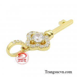 Một chiếc mặt dây chuyền mang hình ảnh chìa khóa sẽ giúp bạn thêm phần tự tin mở cánh cửa tương lai, những mong muốn của mình và gắn chặt hơn tình yêu đôi lứa. 