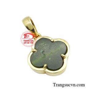 Trang sức cỏ 4 lá mang ý nghĩa phong thủy tốt đẹp, giúp người đeo có được những điều tốt lành trong cuộc sống. 