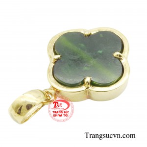 Mặt dây chuyền 4 lá thời thượng thích hợp làm món quà ý nghĩa dành cho những người thân yêu, mang đến cho họ sự may mắn và hạnh phúc.