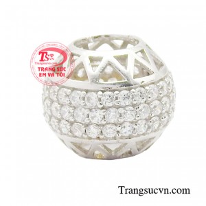 Mặt dây hạt charm quyến rũ được làm từ chất liệu vàng 18k, đươc chạm khắc tinh xảo và mang nhiều ý nghĩa.