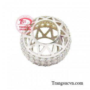  Mặt dây hạt charm khi đeo giúp chúng ta có thể kết hợp với nhiều loại trang phục khác mhau từ những bộ thanh lịch đến năng động thu hút mọi ánh nhìn và tạo ấn tượng khó phai.