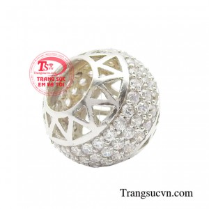 Mặt dây hạt charm với nhiều kiểu dáng đa dạng từ đơn giản đến cầu kì lộng lẫy, biểu tượng cho sự may mắn.