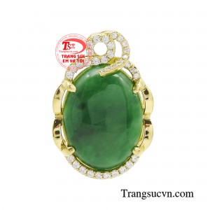 Mặt dây jadeite kiêu sa thiết kế dựa trên cảm hứng từ sự tròn đầy, báu vật của đất trời, biểu tượng của sự cân bằng, đủ đầy, giúp người đeo toát lên thần thái của sự an yên.