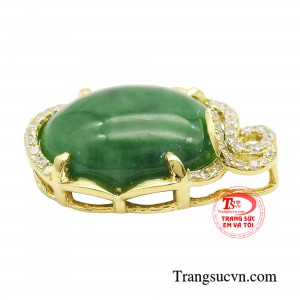 Hơn nữa, ôm trọn quanh viên đá chủ là những hoạ tiết mềm mại, sáng bóng từ chất liệu vàng 18k cao cấp.