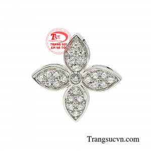 Mặt dây kim cương ấn tượng với tạo hình độc đáo, bắt mắt, thu hút sự chú ý của nàng ngay từ ánh nhìn đầu tiên. 