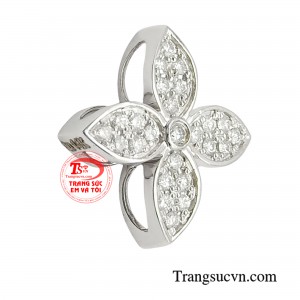 Sở hữu các đường nét hài hòa, mặt dây chuyền đại diện cho vẻ đẹp gợi cảm và tính thẩm mỹ vượt thời gian của trang sức kim cương.