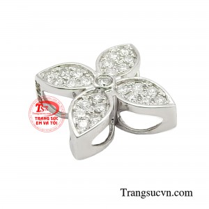 Cùng với sự tương tác của ánh sáng và bề mặt kim cương, tạo nên những phản xạ ánh sáng đẹp mắt.