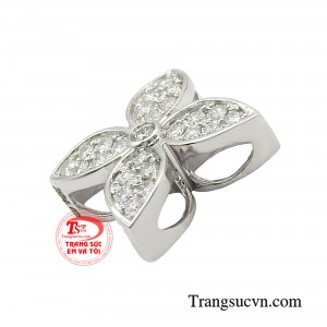 Khơi gợi nguồn cảm hứng tươi vui qua hiệu ứng ánh sáng sống động, thiết kế mặt dây chuyền kim cương sẽ là bí quyết giúp phụ nữ thêm tỏa sáng mỗi ngày.