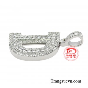 Những viên kim cương lung linh, tỏa sáng trên mặt dây chuyền tạo nên một vẻ đẹp không gì có thể cưỡng lại, thể hiện sự sang trọng và quý phái cho người đeo.
